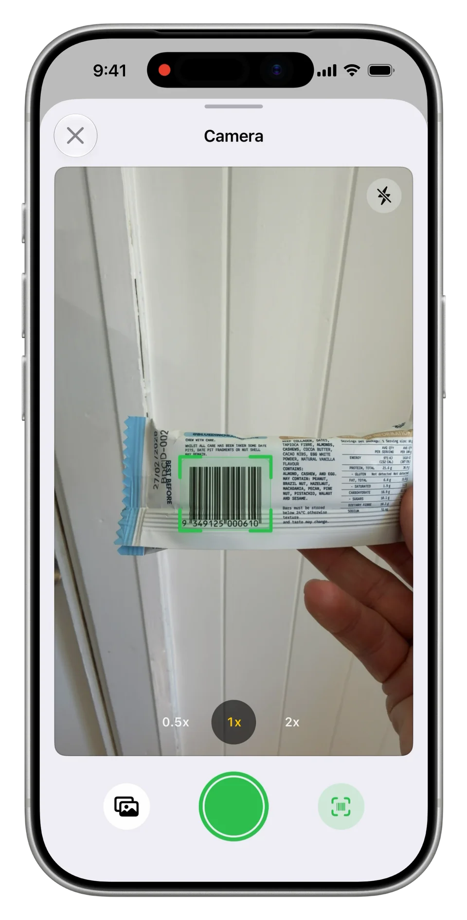Nutrify’s camera highlights the barcode on a packaged snack bar in green.